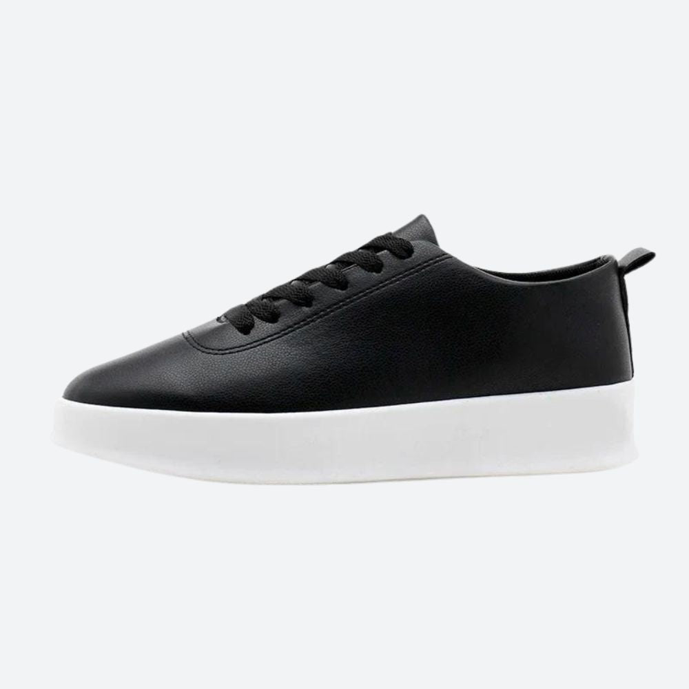 Geoffrey - Minimal Leather Trainers — Black and white